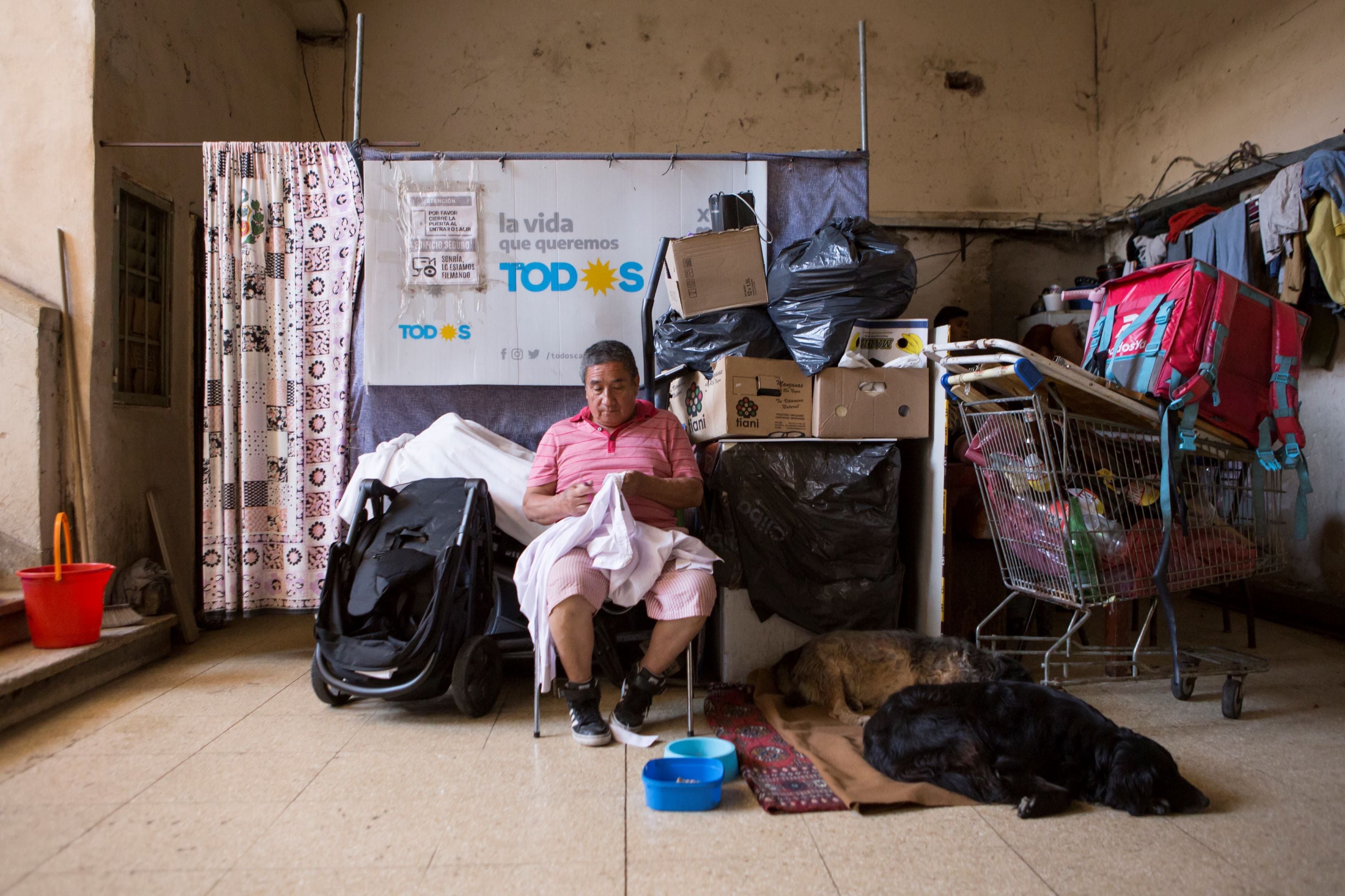 En Casa Santa Cruz habitan 107 familias que están en riesgo inminente de desalojo.