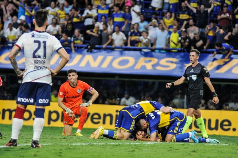 Boca y una montaña de ilusiones para festejar un triunfo clave. Imagen: Julio Martín Mancini.