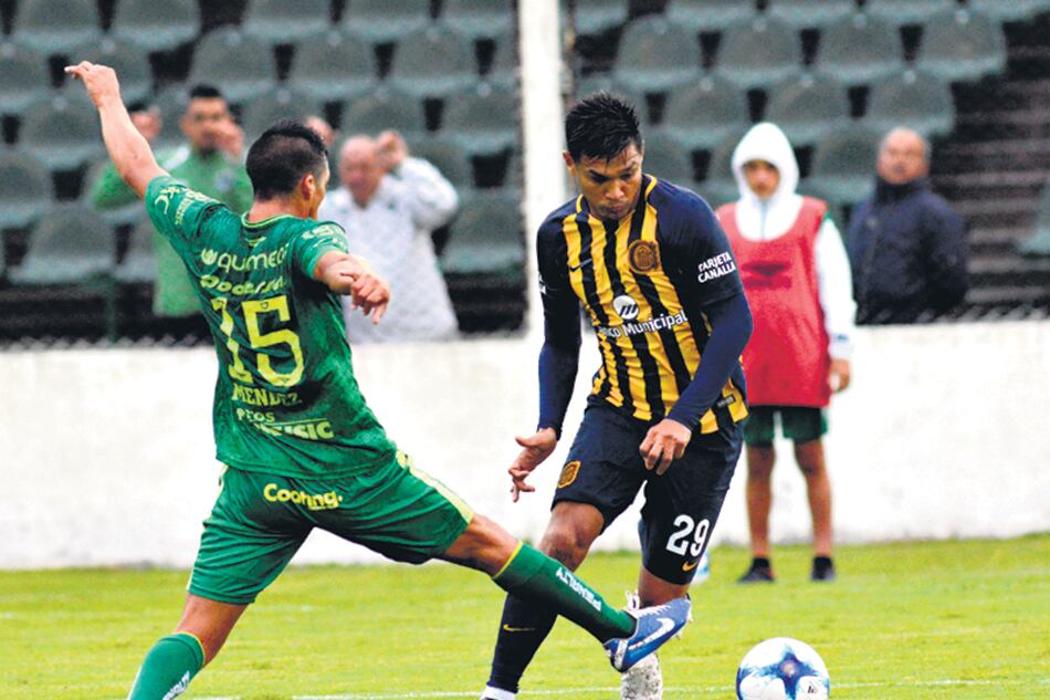 Teo Gutiérrez ante Méndez. El colombiano asistió en los dos goles.