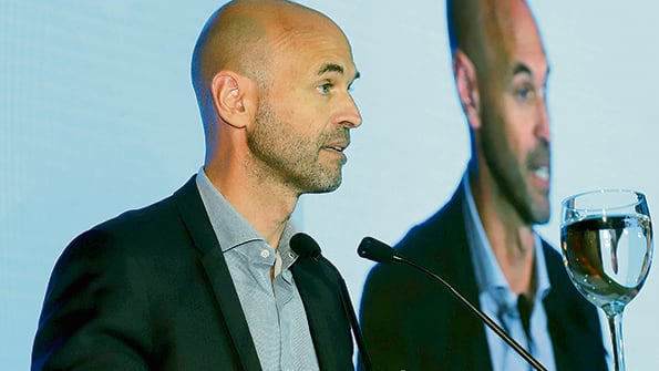 Guillermo Dietrich, ministro de Transporte, le apuntó a Aerolíneas, pero olvidó los paros en Latan.