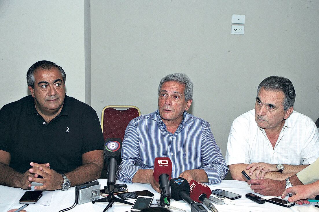 Juan Carlos Schmid, Héctor Daer y Carlos Acuña hablaron después del tradicional encuentro en el hotel de los gastronómicos.