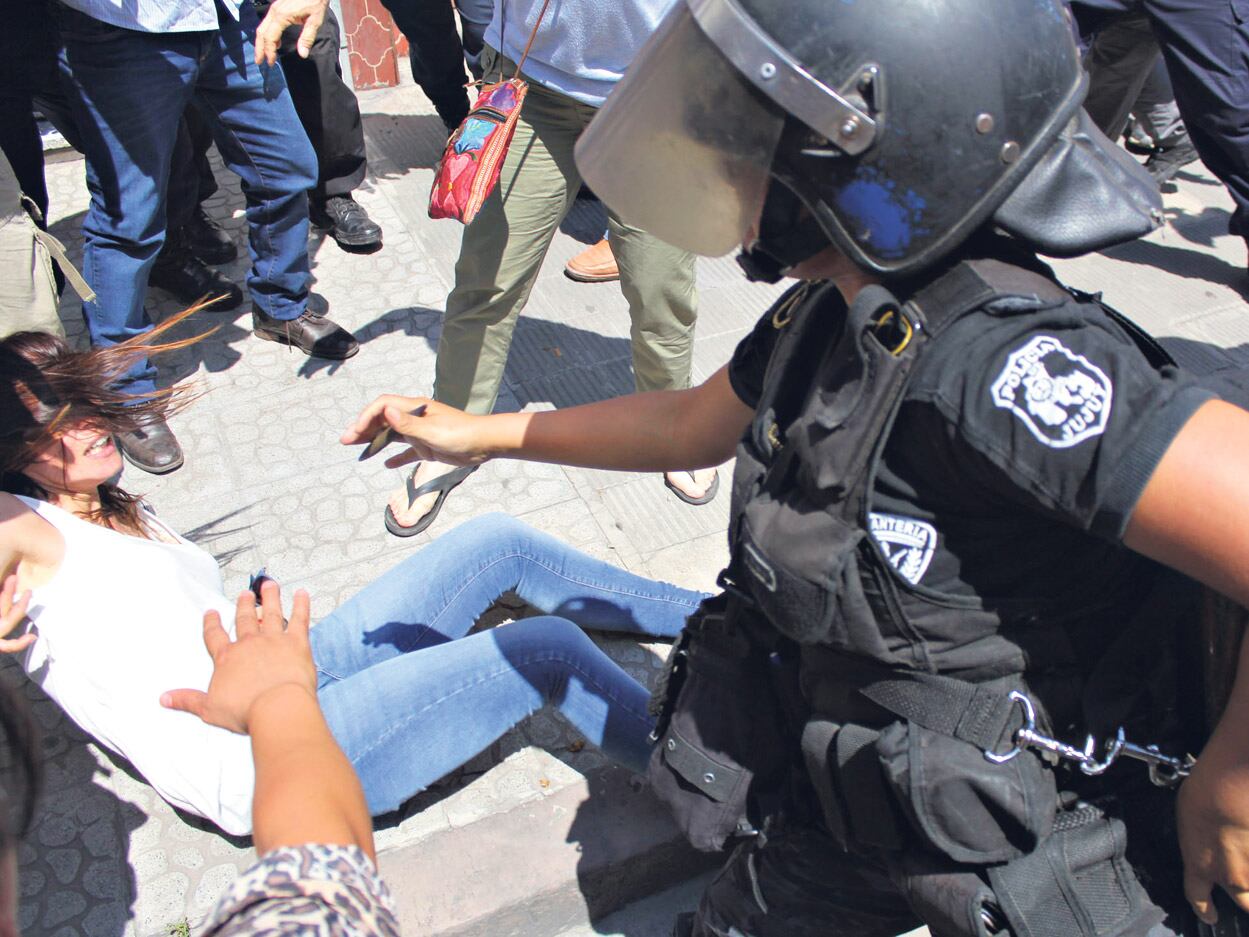 La diputada Mayra Mendoza fue tirada al piso por los golpes de la policía.