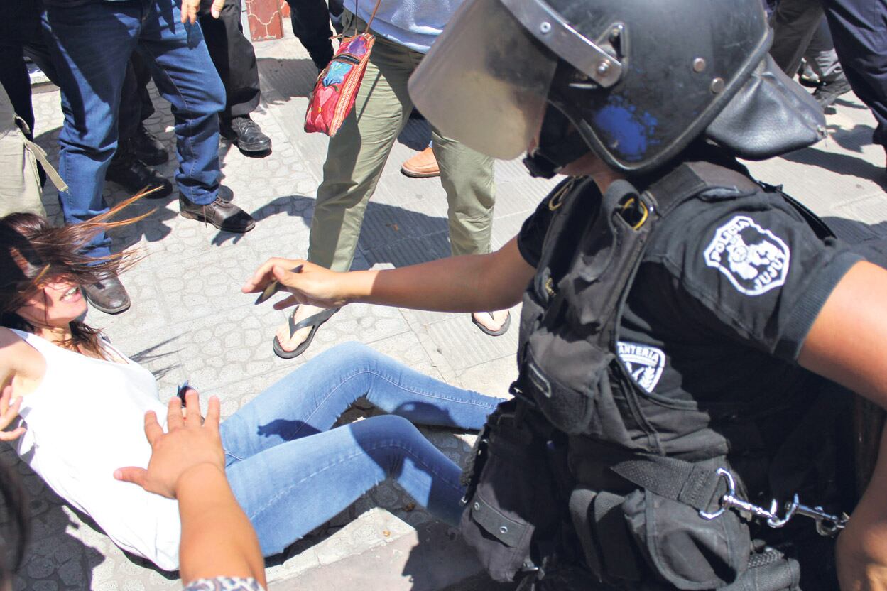 La diputada Mayra Mendoza fue tirada al piso por los golpes de la policía.