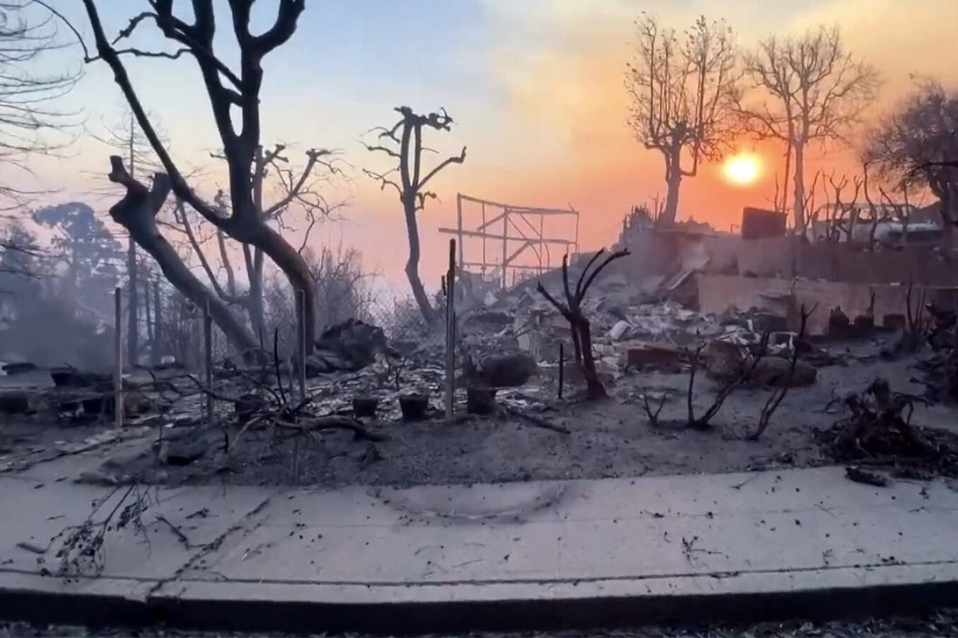 El número de muertos por los devastadores incendios forestales en Los Ángeles, California (Estados Unidos), aumentó a 24