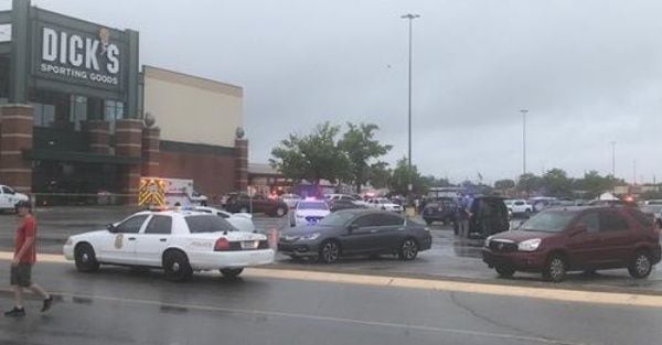 Violencia sin fin. Un hombre con un rifle mató tres personas en un shopping en Greenwood, Indiana. Imagen: Captura TV