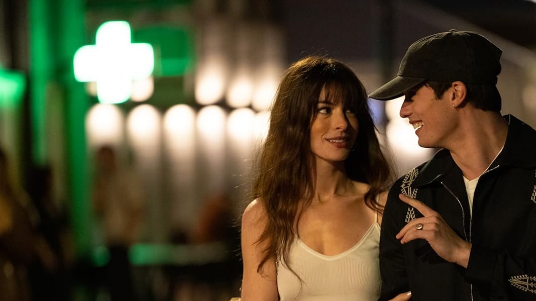 Anne Hathaway y Nicholas Galtzine en "The Idea of You".