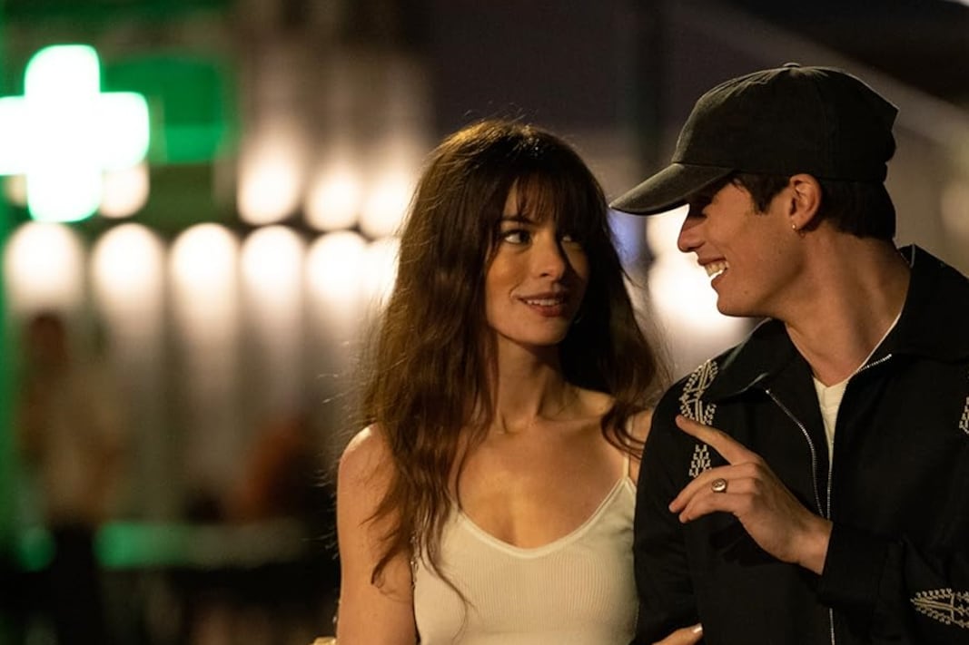 Anne Hathaway y Nicholas Galtzine en "The Idea of You".