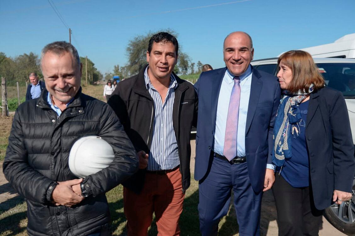 El gobernador, Juan Manzur, recorrió obras realizadas en el interior de Tucumán.