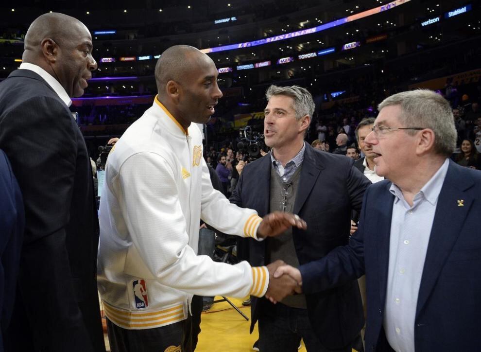 El saludo de Bryant y Bach, en una visita del presidente del COI al Staples Center.