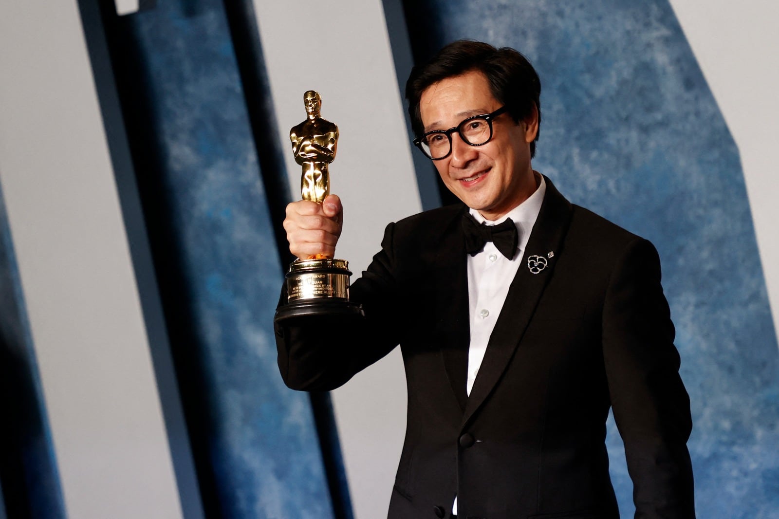 Quan con el Oscar que ganó por "Todo en todas partes al mismo tiempo". 