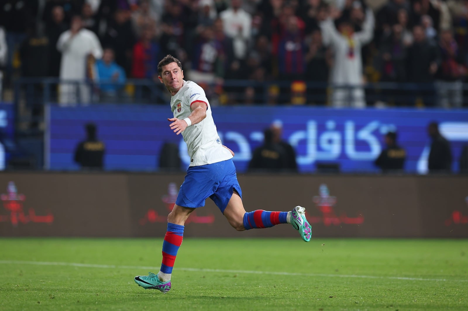 Lewandowski festeja su gol en Arabia