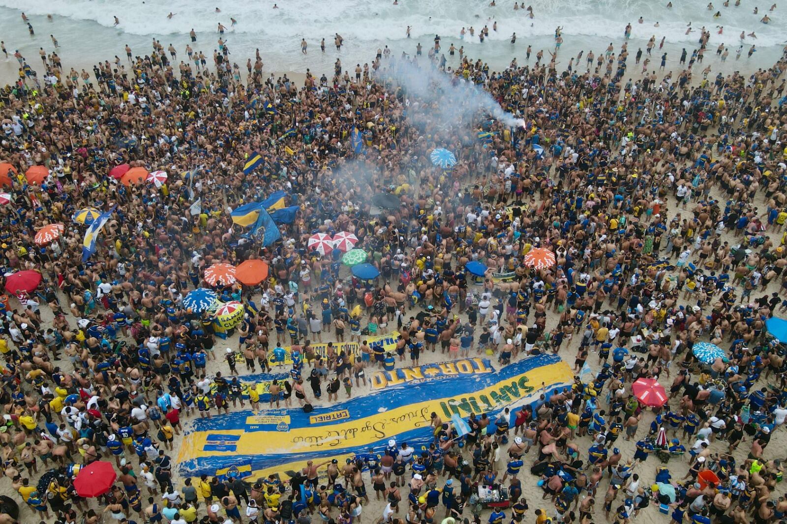 La marea azul y oro en las playas de Copacabana.