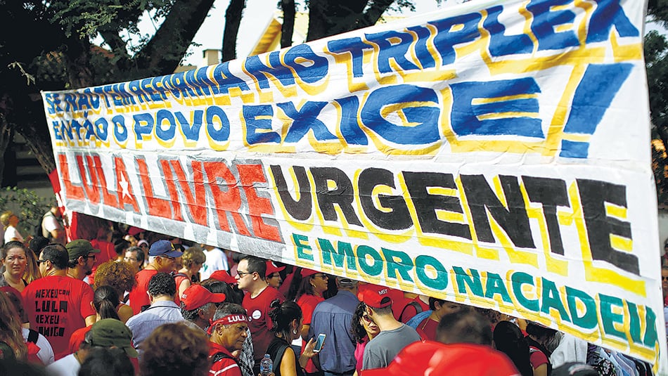 Simpatizantes del ex presidente se congregaron ayer frente al lugar donde Lula está preso para desearle un buen día.