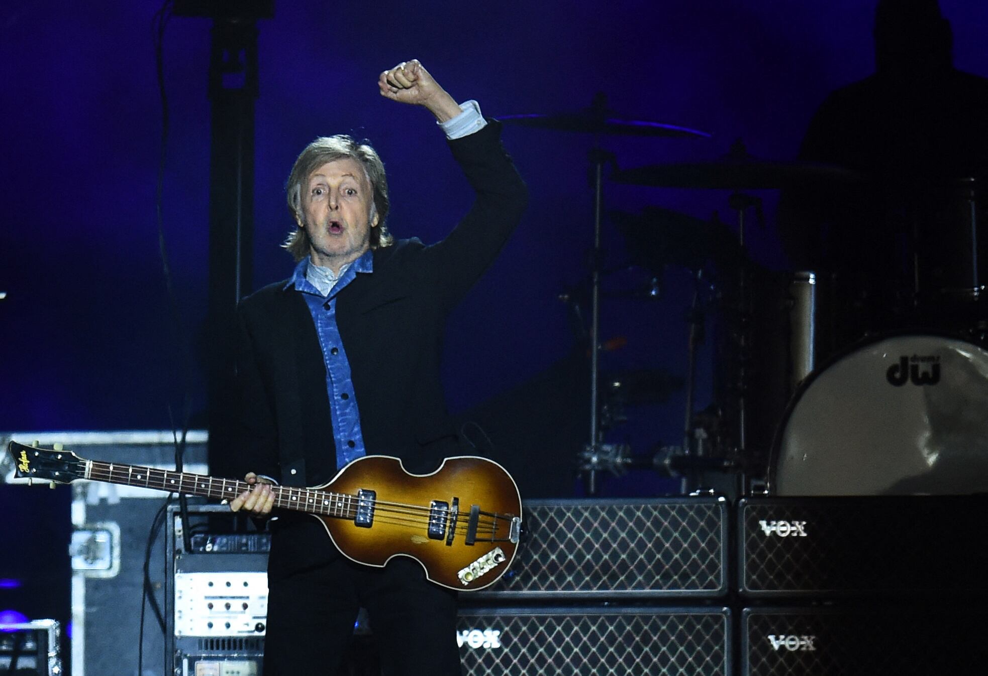 Macca tocó por primera vez en vivo "Now and Then", el rescate Beatle de 2023