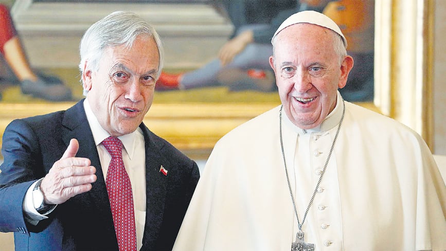 Piñera y el Papa durante su audiencia privada ayer, en la biblioteca del pontífice.