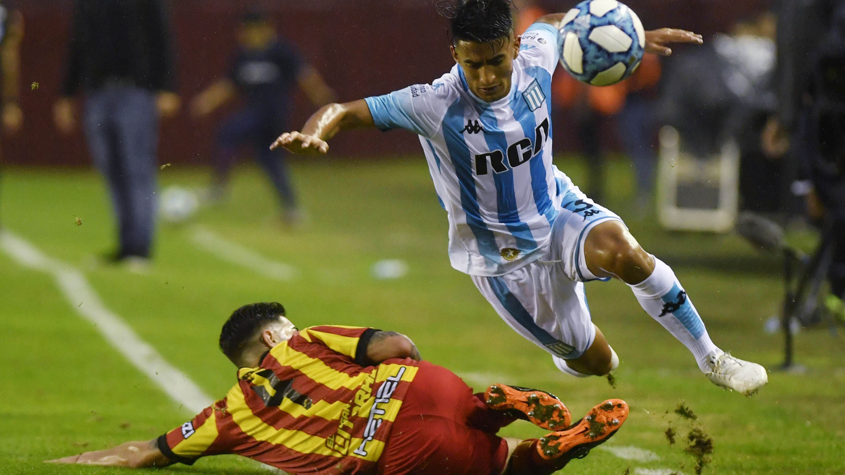 Soto intenta superar la marca de Godoy cerca del lateral.