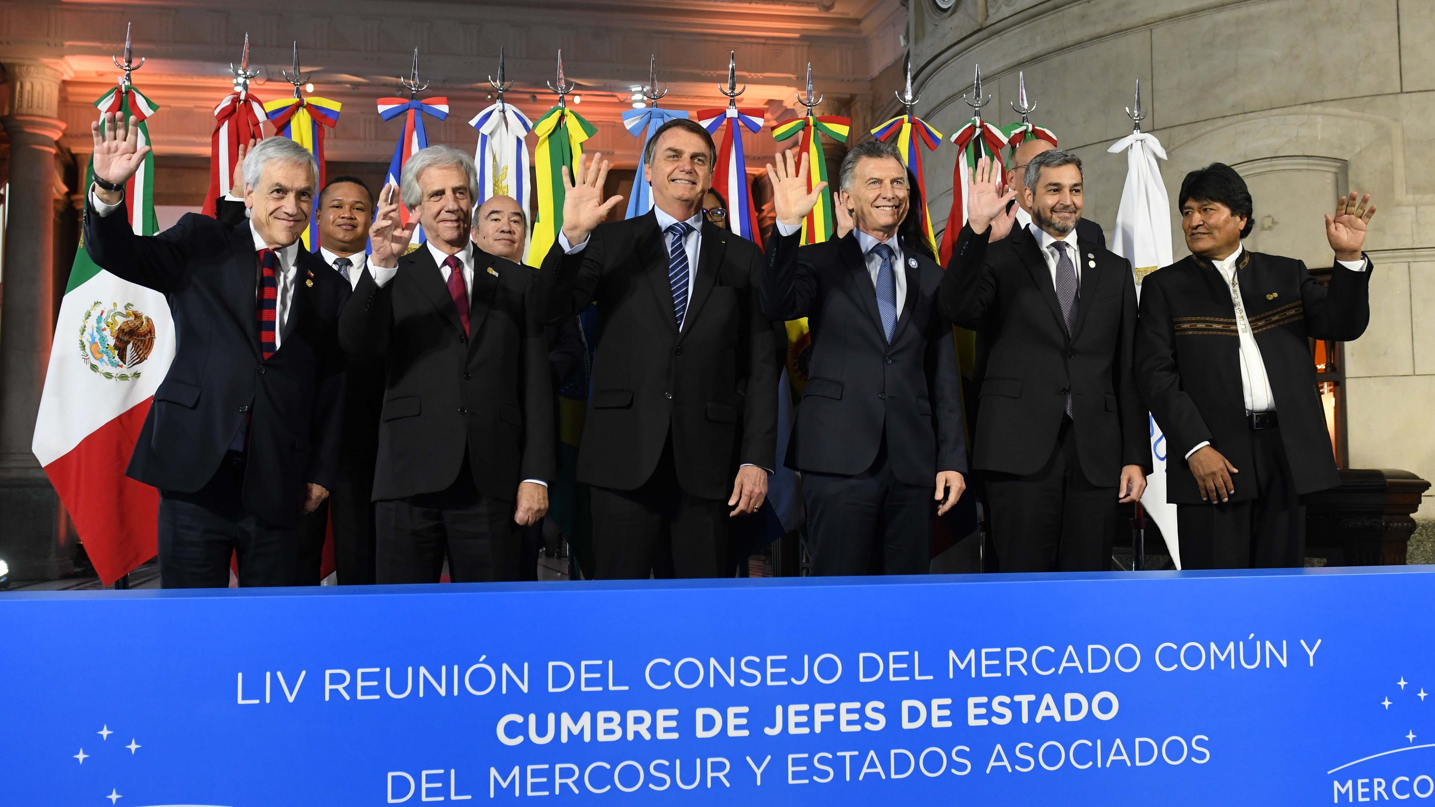 Los seis presidentes reunidos ayer en la cumbre en Santa Fe.
