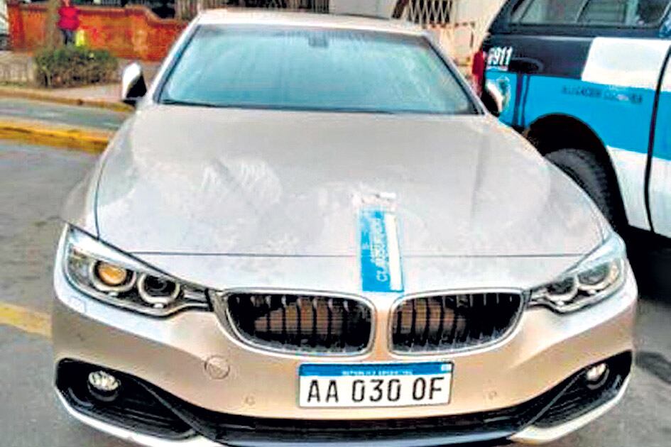 El auto BMW gris encontrado en Córdoba que se le pretendió atribuir a Milagro Sala.