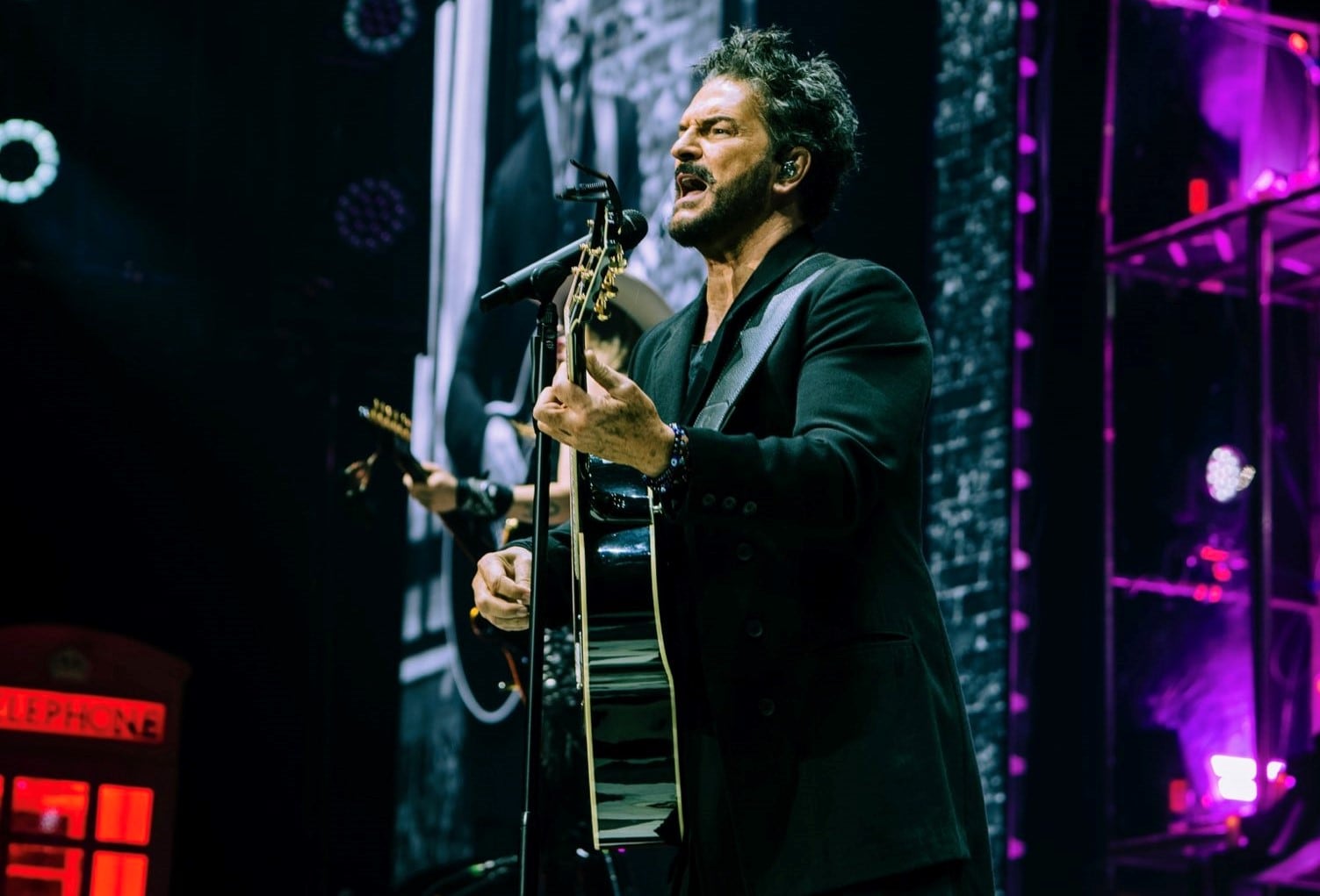 Desde la organización aseguraron que el cantautor "se encuentra bien" (Twitter @Ricardo_Arjona).