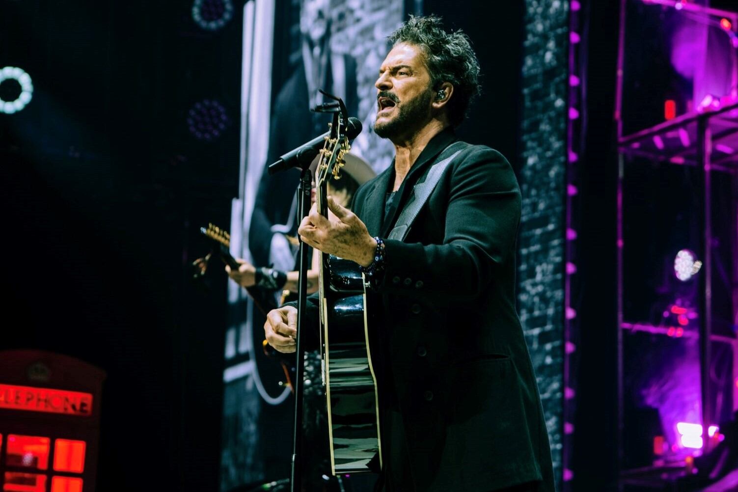 Desde la organización aseguraron que el cantautor "se encuentra bien" (Twitter @Ricardo_Arjona).