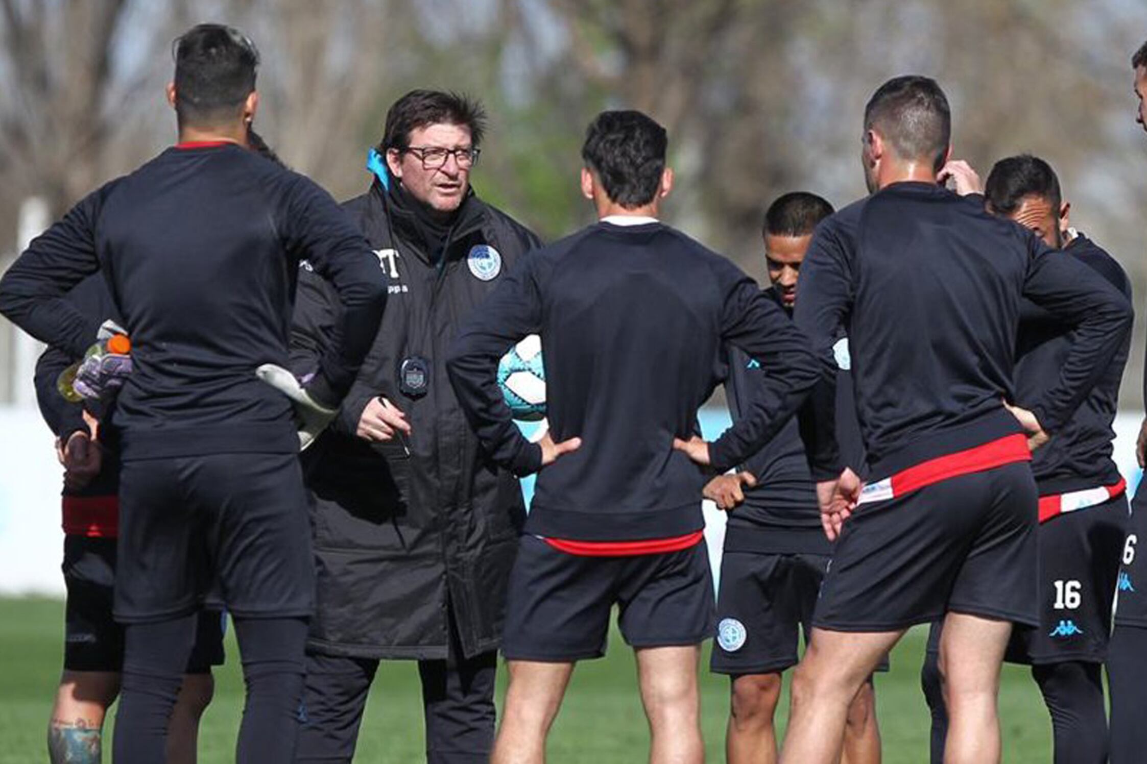 Alfredo Berti, DT de Belgrano, da la charla.