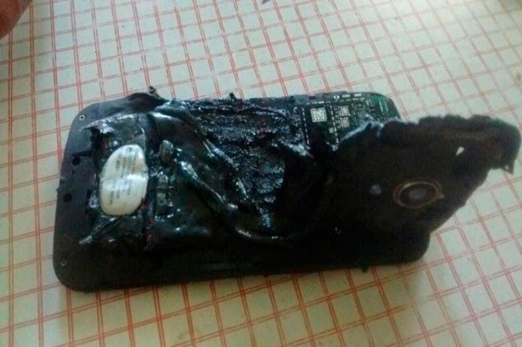 Así quedó el celular luego de explotar.
