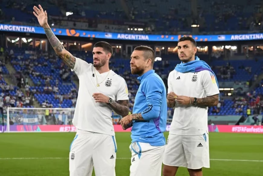 El "Papu" Gómez y Paredes, junto a De Paul, en la previa de un partido del Mundial de Qatar 2022