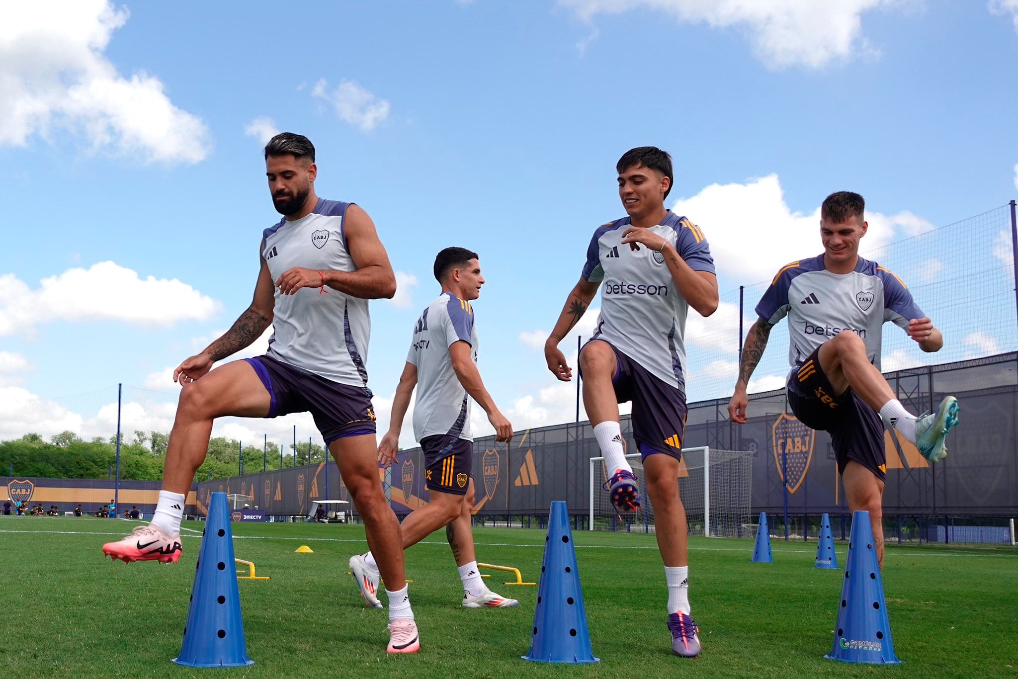 Giménez, Zeballos, Zenón y más atrás Blanco, durante la práctica xeneize