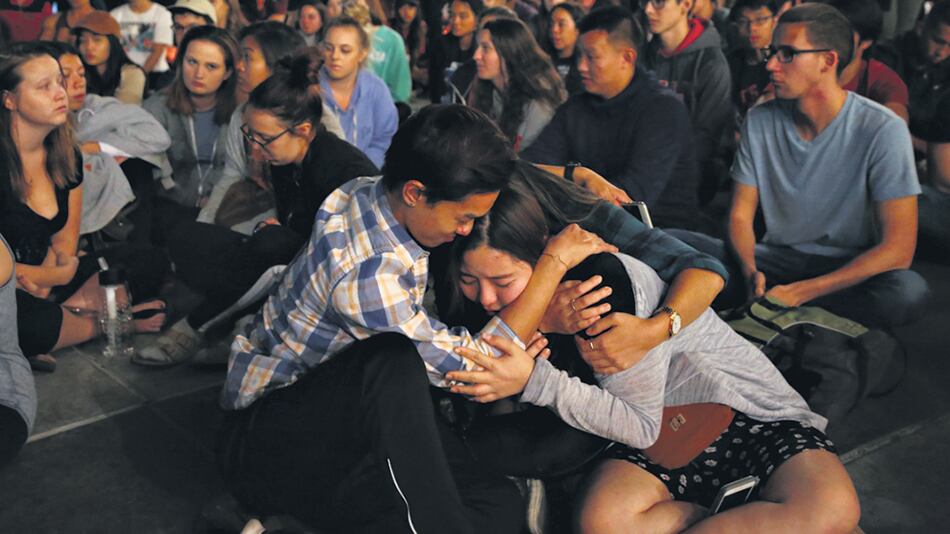 “Corrí hasta que sentí un tiro en la espalda y caí”, contó una joven.