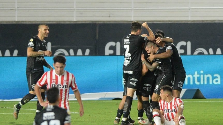 Todo Central Córdoba festeja en la agonía de su duelo con Estudiantes.