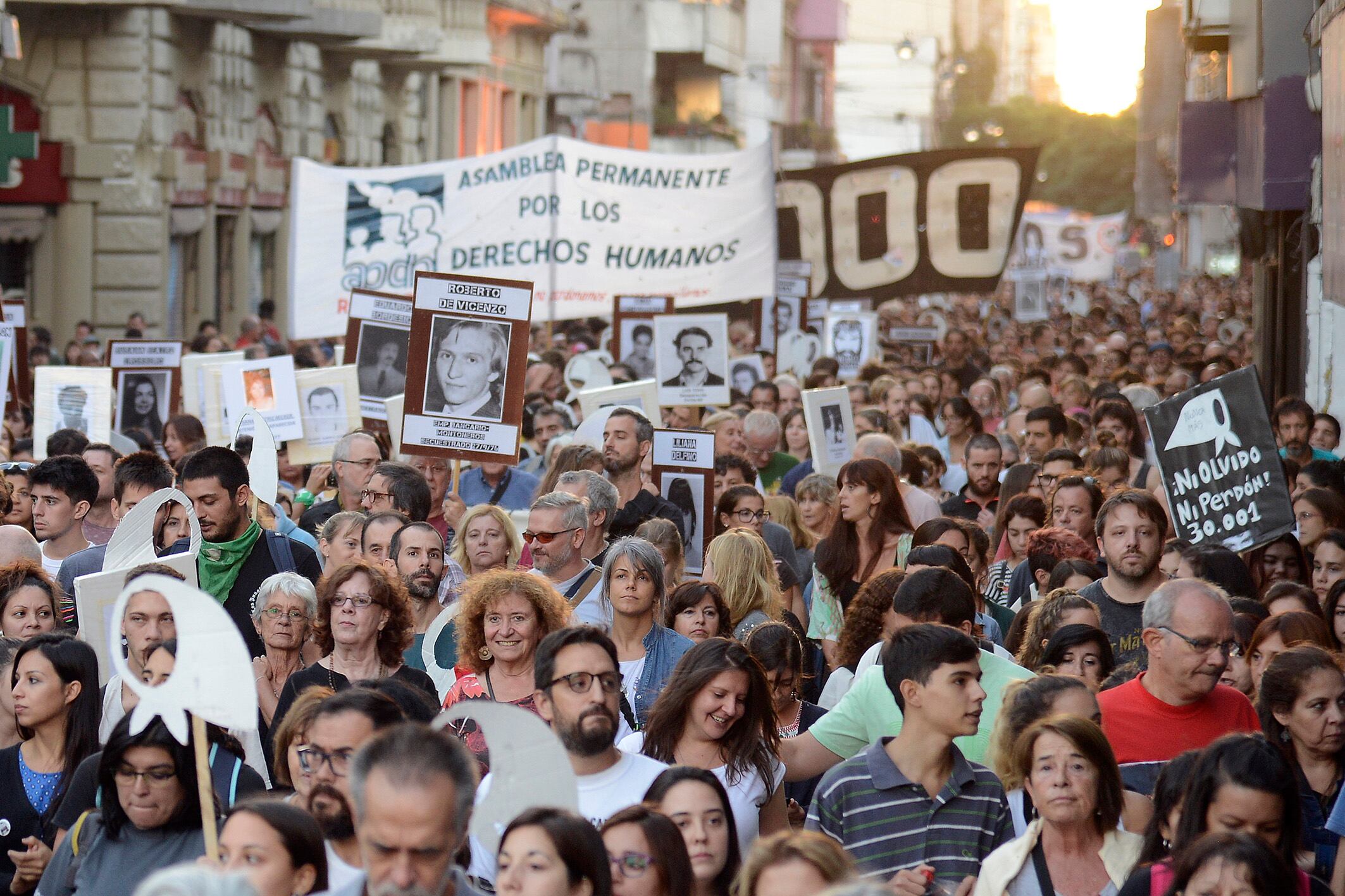 Las últimas columnas partieron de plaza San Martín cuando la punta de la interminable fila asomó en las escalinatas del Monumento.