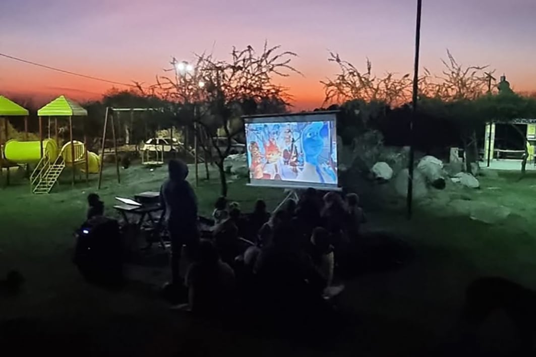 Cecilia cree que cualquier espacio puede transformarse con un proyector.