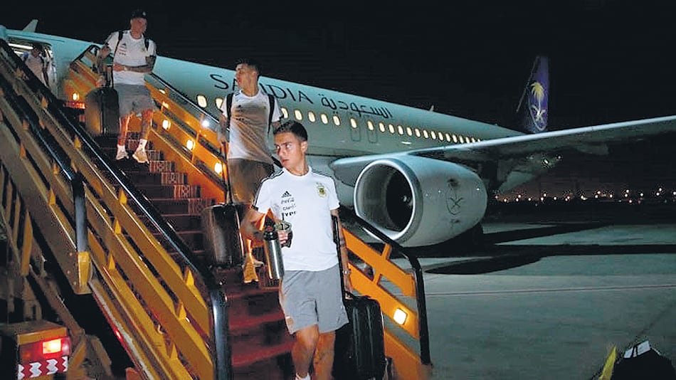 Los jugadores argentinos llegan a la ciudad donde se jugará el encuentro de hoy.