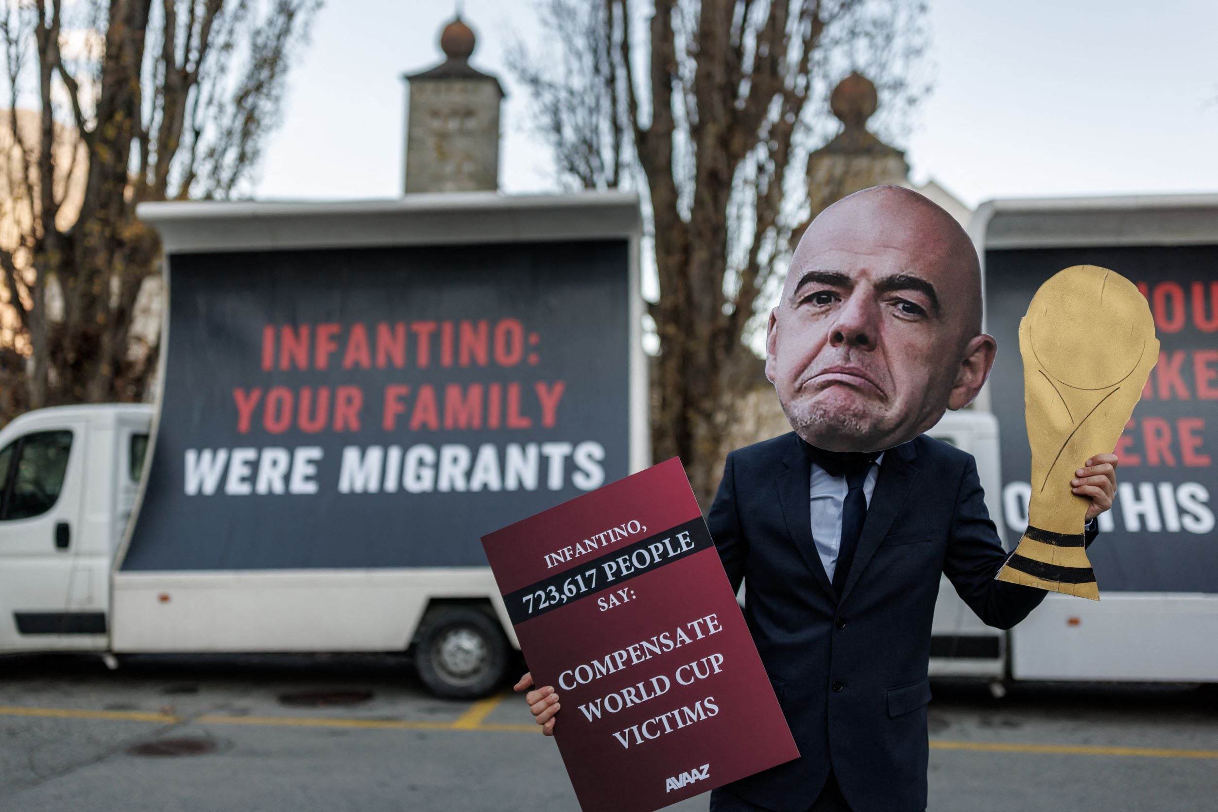 "Infantino debe indemnizar a las víctimas de esta Copa del Mundo", protestaron los activistas (Foto: AFP).