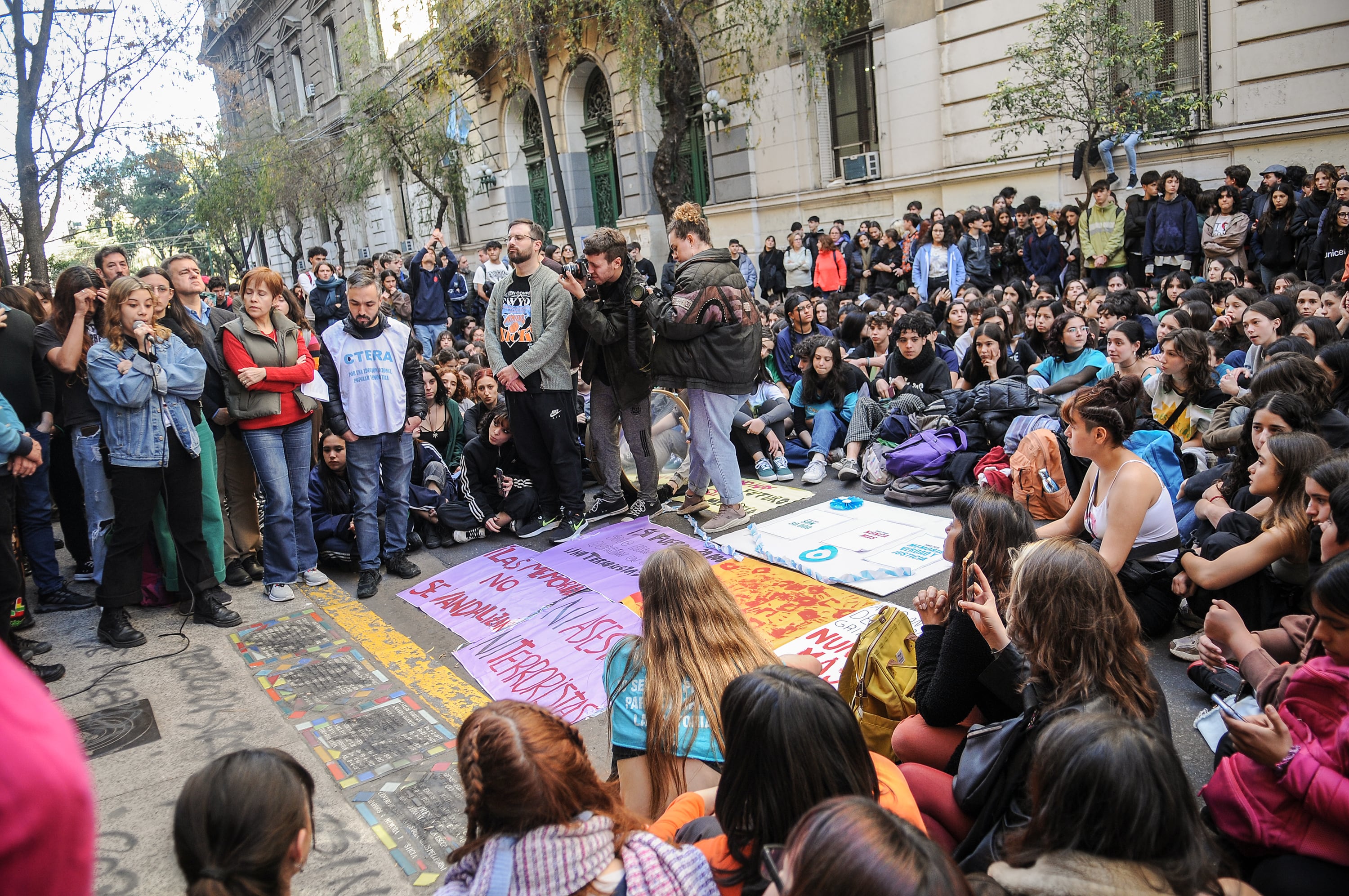 El acto de desagravio en el colegio Carlos Pellegrini.