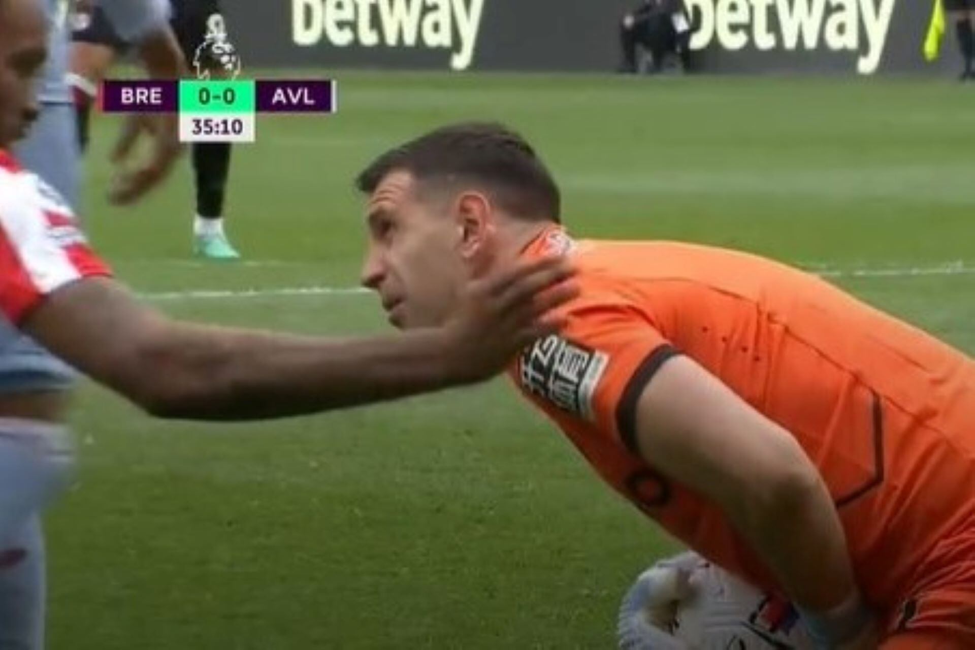 Momento en que Dibu Martínez hace una doble atajada y se queja de una molestia. No salió a jugar el segundo tiempo.