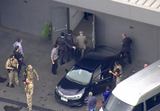 Temer bajo arresto en el aeropuerto de Guarulhos, San Pablo, a punto de ser trasladado a Río de Janeiro.