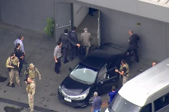 Temer bajo arresto en el aeropuerto de Guarulhos, San Pablo, a punto de ser trasladado a Río de Janeiro.