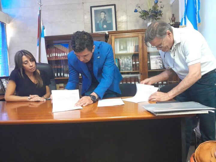 El ministro de Educación y el secretario general de AMP firman uno de los acuerdos paritarios.