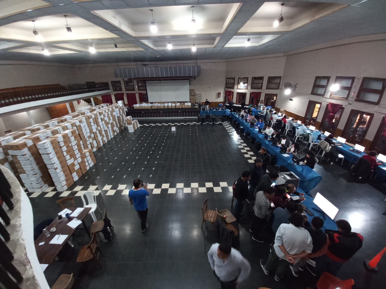 Hasta las 23 solo la mitad de las urnas había llegado al Tribunal Electoral 