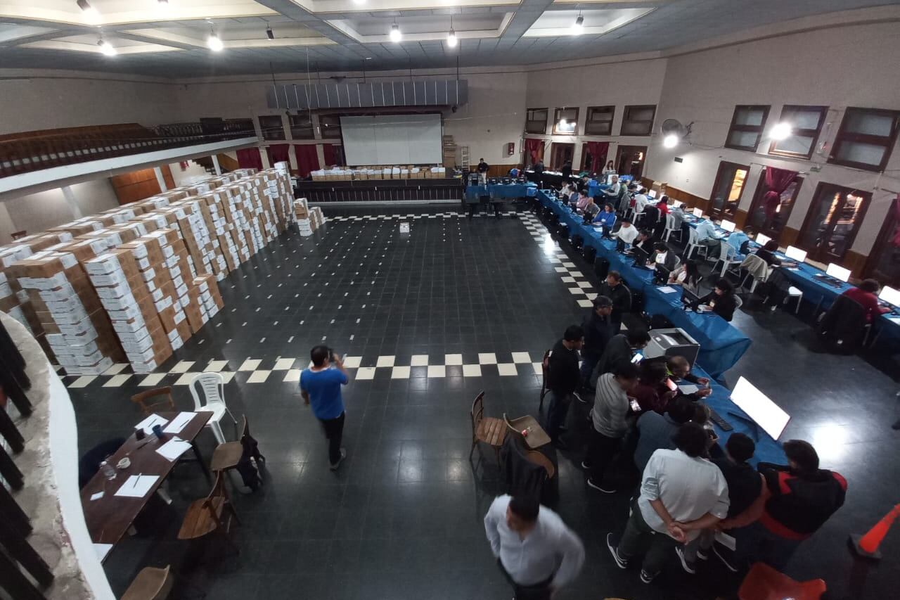 Hasta las 23 solo la mitad de las urnas había llegado al Tribunal Electoral