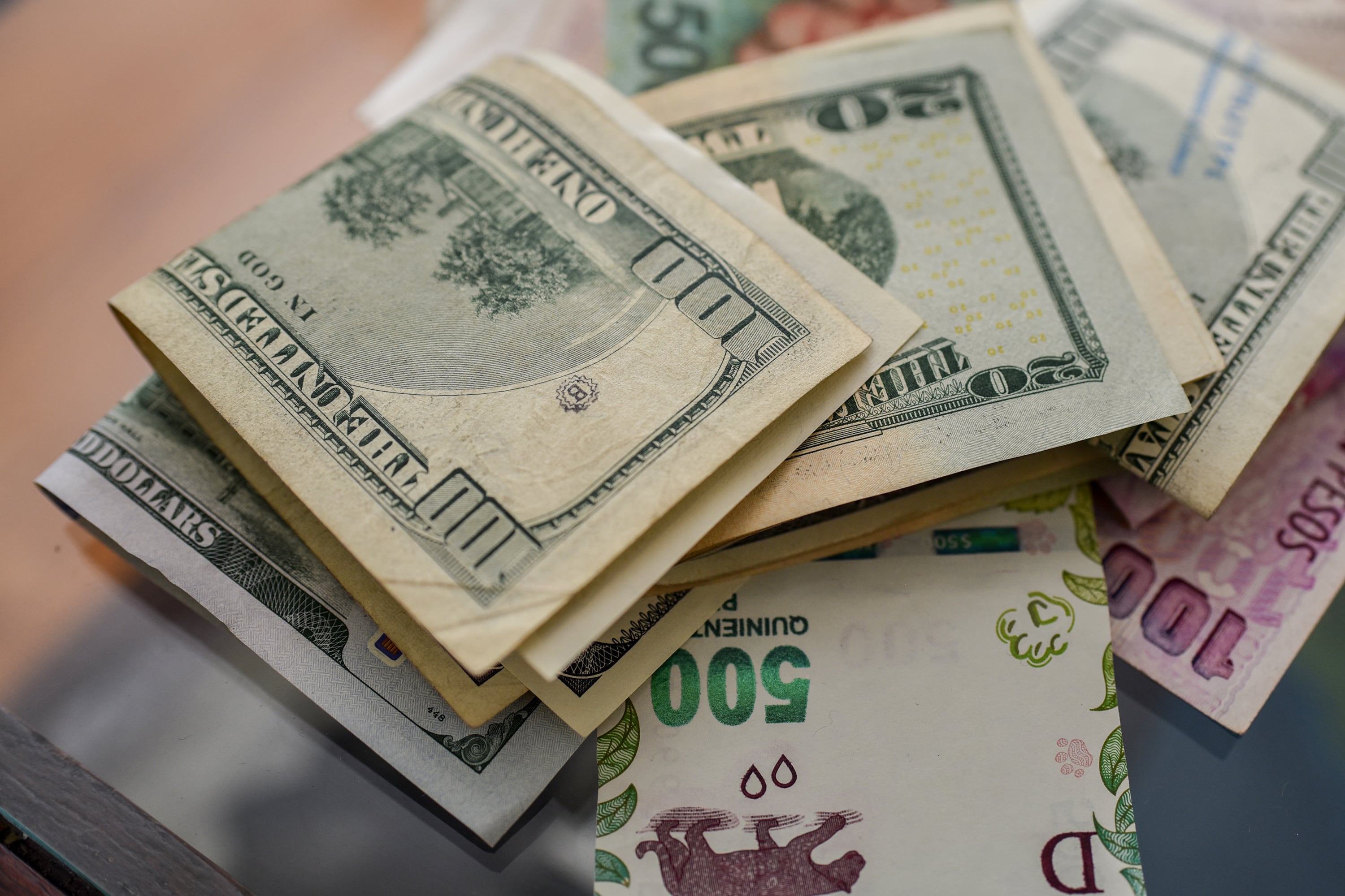 En la economía nacional, el bimonetarismo genera un círculo vicioso con la inflación.