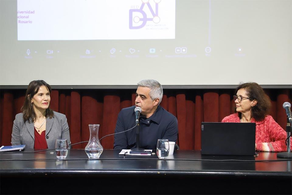 El rector Bartolacci junto a coordinadoras de la Red DAI y Unidad de Gestión de Acceso Abierto. 