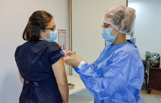 En la provincia se aplica la dosis de refuerzo a personal de salud. 