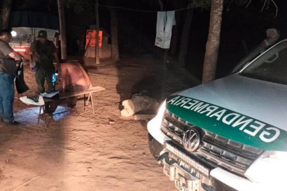 El taxista (de espaldas), tras ser liberado.