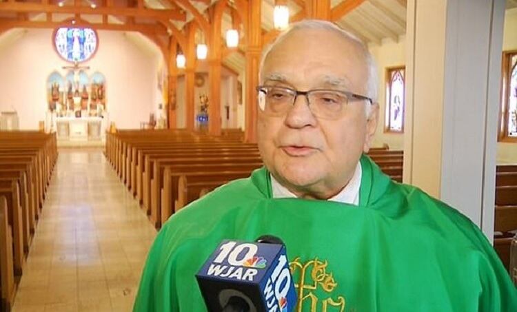 El curo Richard Bucci, del estado de Rhode Island. 