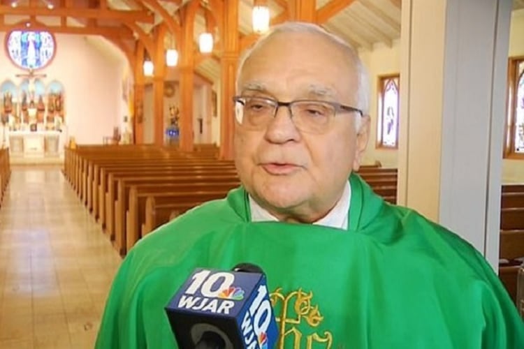 El curo Richard Bucci, del estado de Rhode Island.