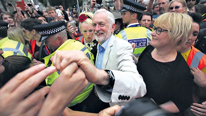 Corbyn saluda a sus seguidores en el centro de Londres.