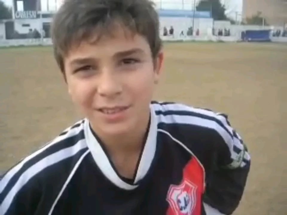 El pequeño Julián Álvarez, en su primer equipo, en Calchín, provincia de Córdoba, ya soñaba con la Copa del Mundo. (Imágen: captura de video)