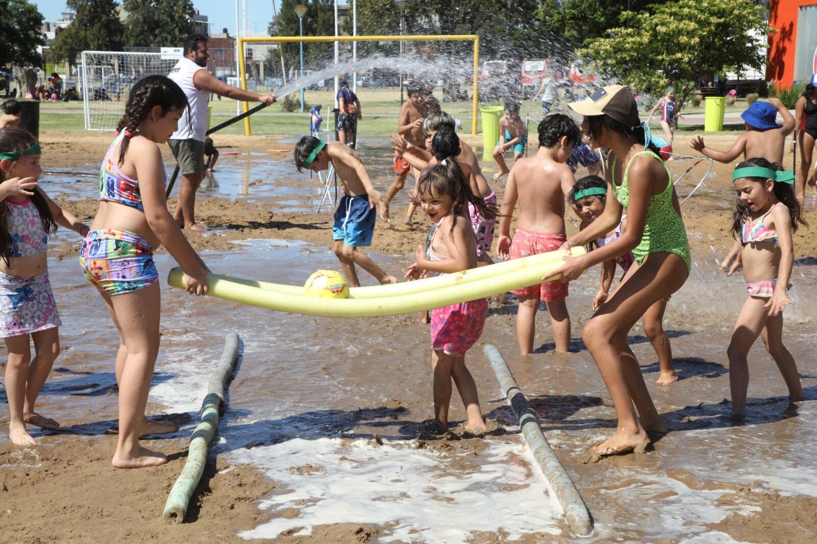 Niños y niñas en el Polideportivo Alberto Balestrini.